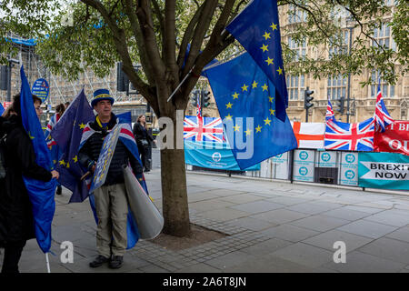 An dem Tag, an dem die EU in Brüssel im Grundsatz vereinbart Brexit bis zum 31. Januar 2020 (alias "Flextension") und nicht bis zum 31. Oktober 2019 bleiben Persönlichkeit Steve Bray schaut in Richtung einer Brexit Protest außerhalb des Parlaments, am 28. Oktober 2019, in Westminster, London, England zu verlängern. Stockfoto