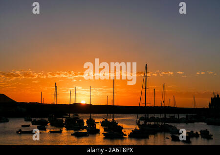 Sonnenuntergang im Hafen mit Booten Silhouette Las Galletas Teneriffa Kanarische Inseln Stockfoto