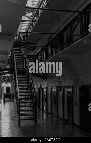 Ein schwarz-weißes Bild des Inneren eines Flügels in der Crumlin Road Jail (Belfast). Stockfoto