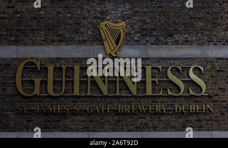 Ein Bild des Guinness Storehouse Zeichen auf dem Display in einem gemauerten Gebäude, Dublin. Stockfoto