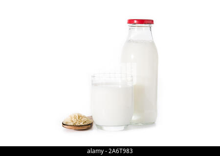 Reis Milch in Glas auf weißem Hintergrund. Stockfoto