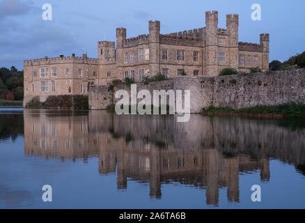 Leeds Castle in der Nähe von Maidstone in Kent, Großbritannien, in der umgebenden Wassergraben wider, auf einem gestochen scharfen, klaren Tag im Herbst fotografiert. Stockfoto