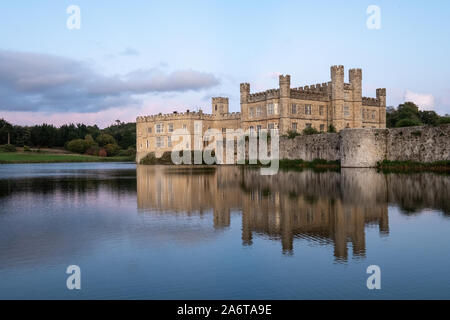 Leeds Castle in der Nähe von Maidstone in Kent, Großbritannien, in der umgebenden Wassergraben wider, auf einem gestochen scharfen, klaren Tag im Herbst fotografiert. Stockfoto