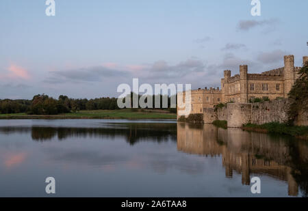 Leeds Castle in der Nähe von Maidstone in Kent, Großbritannien, in der umgebenden Wassergraben wider, auf einem gestochen scharfen, klaren Tag im Herbst fotografiert. Stockfoto