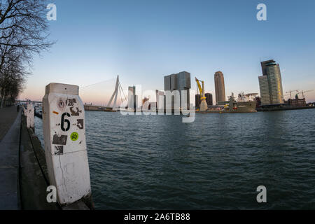 Weitwinkelaufnahme der Erasmus Brücke und Skyline von Kop van Zuid, Rotterdam an einem klaren Wintertag Stockfoto