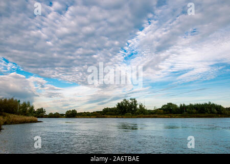 Schöne Stratocumulus Wolken in den Niederlanden am Fluss IJssel in der Nähe der Stadt Deventer Stockfoto