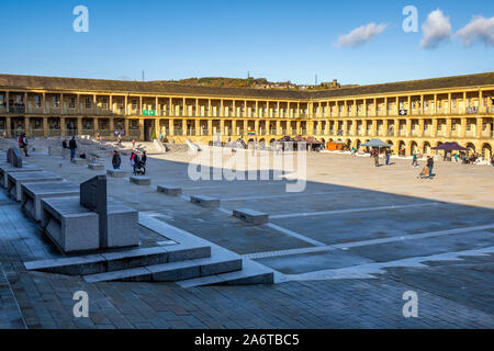 27.10.2019 Halifax, West Yorkshire, UK, die Piece Hall ist eine denkmalgeschützte Gebäude in Halifax, West Yorkshire, England. Es war, als ein Tuch Halle Stockfoto