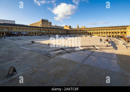 27.10.2019 Halifax, West Yorkshire, UK, die Piece Hall ist eine denkmalgeschützte Gebäude in Halifax, West Yorkshire, England. Es war, als ein Tuch Halle Stockfoto