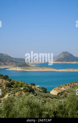 Ende Sommer niedrige Wasserstände. Iznajar Reservoir, Andalusien. Spanien Stockfoto