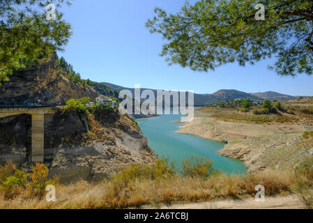 Ende Sommer niedrige Wasserstände. Iznajar Reservoir, Andalusien. Spanien Stockfoto