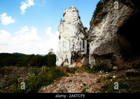 Kalksteinfelsen in Polen, einzigartige Steine, Felsen gegen den blauen Himmel - Jura Krakowsko-Cz ęstochowska, geographische Makroregion im südlichen Polen Stockfoto