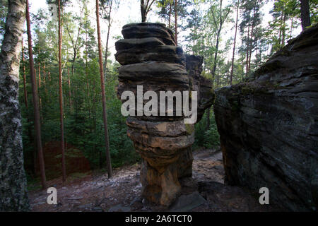 Einmaligen roten Felsen in Polen, Skałki Piekło pod Niekłaniem Polen Stockfoto