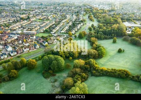 SWINDON, UK - 26. Oktober 2019: Luftaufnahme der jetzt stillgelegten Par 3 Golfplatz bei Moredon in Swindon, Wiltshire Stockfoto