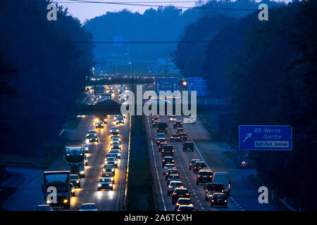 Autobahn A 40 Ruhrschnellweg, in der Nähe von Bochum, Deutschland, schweren Verkehr nach der Arbeit, am Abend, vor dem Autobahnkreuz Bochum, 43, anzeigen in Stockfoto