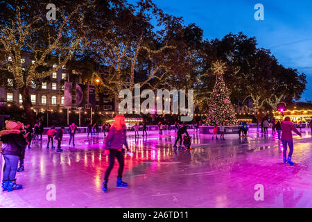London, Großbritannien. 28 Okt, 2019. Das Natural History Museum für die Weihnachtszeit geöffnet ist. Credit: Guy Bell/Alamy leben Nachrichten Stockfoto