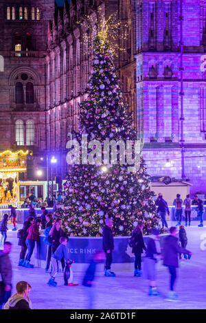 London, Großbritannien. 28 Okt, 2019. Das Natural History Museum für die Weihnachtszeit geöffnet ist. Credit: Guy Bell/Alamy leben Nachrichten Stockfoto