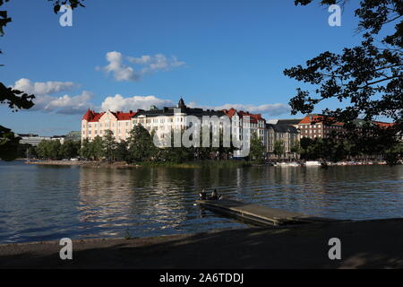 Malerische Ansicht von Wohn- Siltasaari Bezirk Jugend Gebäude (Jugendstil). Über Kaisaniemi Bay in Helsinki, Finnland gesehen. Stockfoto