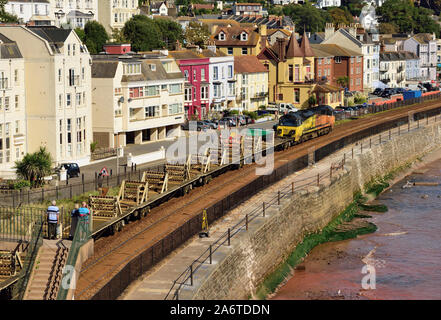 Eine leere Colas Rail Freight cwr Zug durch Dawlish oben und nach Klasse 70 Lokomotiven Nr. 70812 (vorne) und 70808. Stockfoto