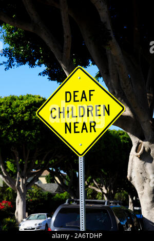 Amerikanische "gehörlose Kinder in der Nähe von "Road Traffic sign, USA Stockfoto