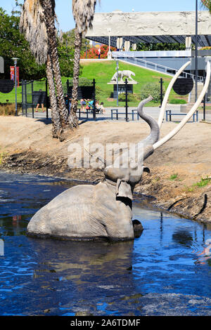 Mammut durch Teer an den La Brea Tar Pits Museum eingeschlossen, Wilshire Boulevard, Los Angeles, Kalifornien, Vereinigte Staaten von Amerika Stockfoto