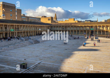 27.10.2019 Halifax, West Yorkshire, UK, die Piece Hall ist eine denkmalgeschützte Gebäude in Halifax, West Yorkshire, England. Es war, als ein Tuch Halle Stockfoto