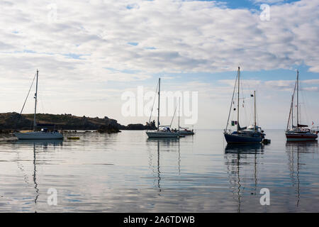 Yachten in Porthcressa, St. Mary's, Isles of Scilly, Cornwall, England, Großbritannien verankert, auf einem Noch, ruhig am frühen Morgen Stockfoto