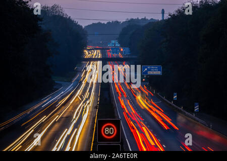 Autobahn A 40 Ruhrschnellweg, in der Nähe von Bochum, Deutschland, schweren Verkehr nach der Arbeit, am Abend, vor dem Autobahnkreuz Bochum, 43, anzeigen in Stockfoto