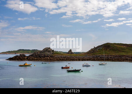 Sportboote in der Verankerung von Porth Conger, St. Agnes, Isles of Scilly, Cornwall, England, Großbritannien günstig Stockfoto