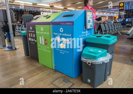 Mülleimer am Flughafen Heathrow, so dass sich die Fahrgäste ihren Abfall in verschiedene Arten von Recycling sortieren können. Stockfoto