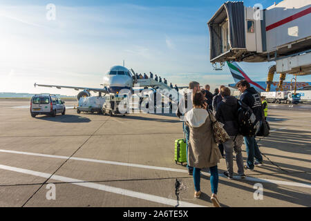 Passagiere nutzen Schritte einen British Airways Flugzeug Flughafen Heathrow an Bord. Stockfoto
