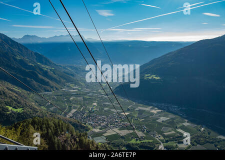 Blick auf Meran Tal von der Seilbahn in der Nähe des Meranoer Höhenweg im Südtirol Italien Stockfoto