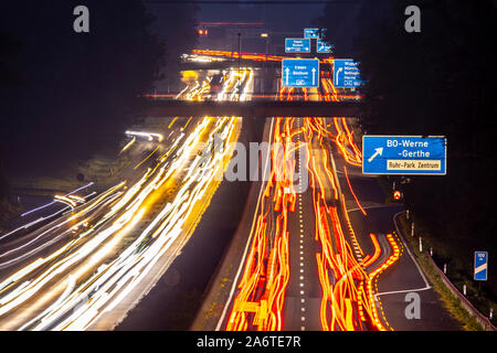 Autobahn A 40 Ruhrschnellweg, in der Nähe von Bochum, Deutschland, schweren Verkehr nach der Arbeit, am Abend, vor dem Autobahnkreuz Bochum, 43, anzeigen in Stockfoto