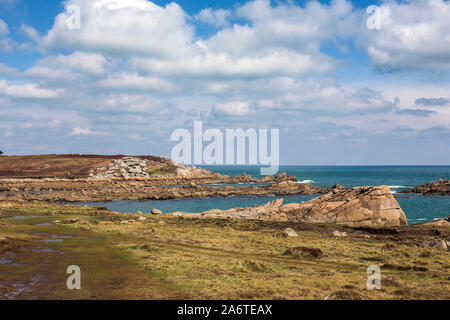 Die schmalen felsigen Eingang Porth Hellick, St. Mary's, Isles of Scilly, Großbritannien Stockfoto