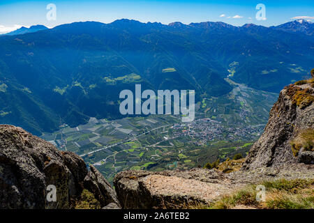 Blick auf Meran Tal von Meranoer Höhenweg im Südtirol Italien Stockfoto