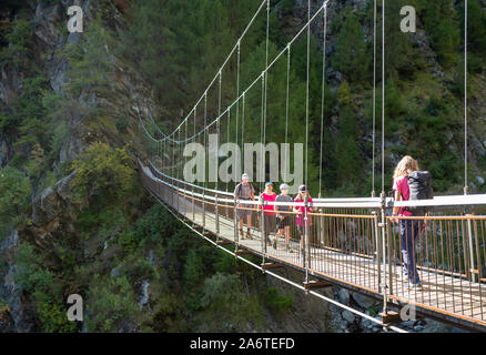 Suspension Bridge auf der Meranor Höhenweg im Südtirol Italien Stockfoto