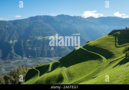 Blick auf Meran Tal von der Meranoer Höhenweg im Südtirol Italien Stockfoto