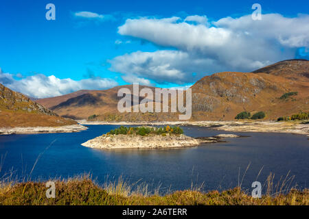 Loch Monar ist ein Süßwasser-See und befindet sich in einem abgelegenen Teil der Schottischen Highlands an der Spitze von Glen Strathfarrar gelegen. Landschaft. Copyspace Stockfoto