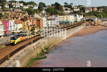 Eine leere Colas Rail Freight cwr Zug durch Dawlish oben und nach Klasse 70 Lokomotiven Nr. 70812 (vorne) und 70808. Stockfoto