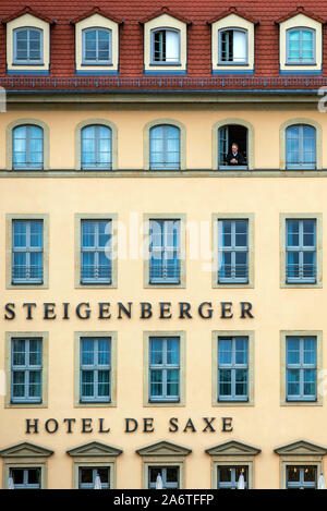 16. Oktober 2019, Sachsen, Dresden: Ein Mann schaut aus einem offenen Fenster an der 'Steigenberger Hotel de Saxe". Foto: Jens Büttner/dpa-Zentralbild/ZB Stockfoto