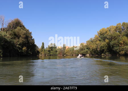 Fiume Tevere - Risalita in gommone - Roma Stockfoto