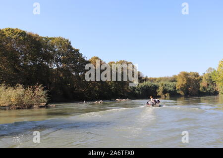 Fiume Tevere - Risalita in gommone - Roma Stockfoto