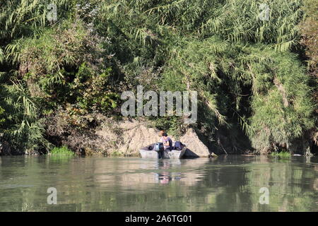 Fiume Tevere - Risalita in gommone - Roma Stockfoto