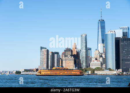 Staten Island Ferry und Lower Manhattan Skyline Stockfoto