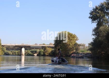 Fiume Tevere - Risalita in gommone - Roma Stockfoto