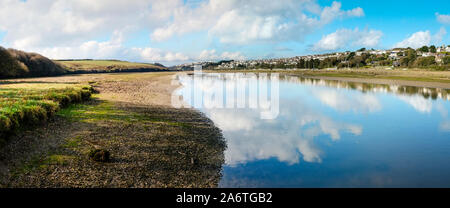 Einen Panoramablick auf den Fluss Gannel im gannel Mündung in Newquay in Cornwall. Stockfoto