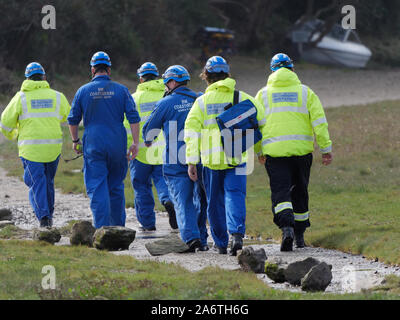 Küstenwache Mitglieder Hilfe Ambulanz und Polizei in einem Körper Erholung, Newquay Cornwall im Vereinigten Königreich Stockfoto