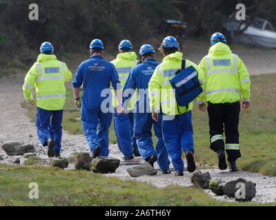 Küstenwache Mitglieder Hilfe Ambulanz und Polizei in einem Körper Erholung, Newquay Cornwall im Vereinigten Königreich Stockfoto