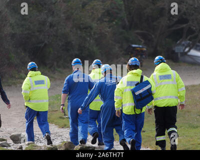 Küstenwache Mitglieder Hilfe Ambulanz und Polizei in einem Körper Erholung, Newquay Cornwall im Vereinigten Königreich Stockfoto