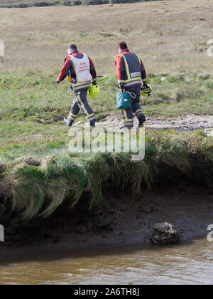 Küstenwache Mitglieder Hilfe Ambulanz und Polizei in einem Körper Erholung, Newquay Cornwall im Vereinigten Königreich Stockfoto