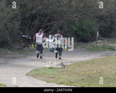 Küstenwache Mitglieder Hilfe Ambulanz und Polizei in einem Körper Erholung, Newquay Cornwall im Vereinigten Königreich Stockfoto